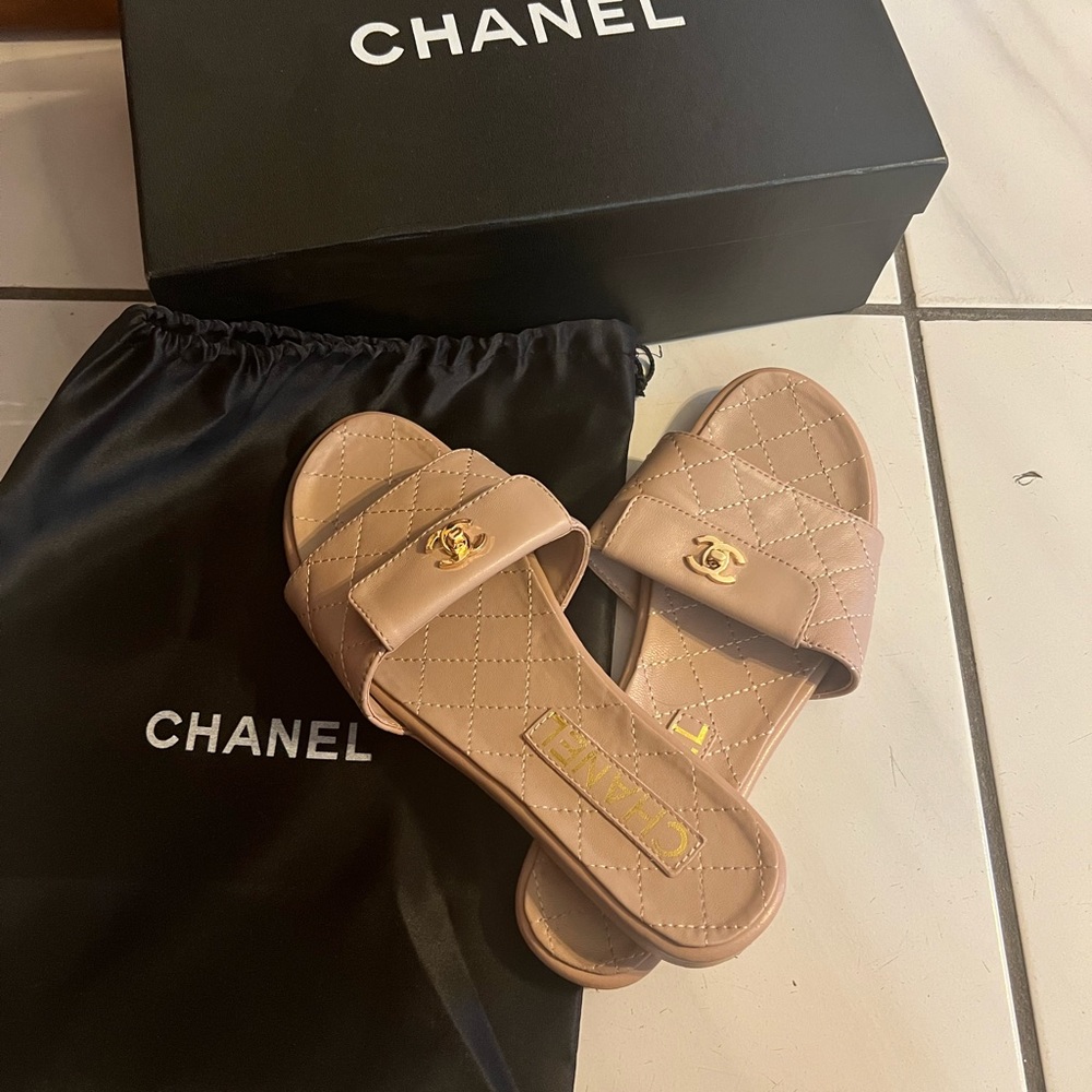 Inspired quilted sandals beige